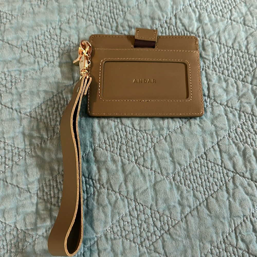 Andar wristlet